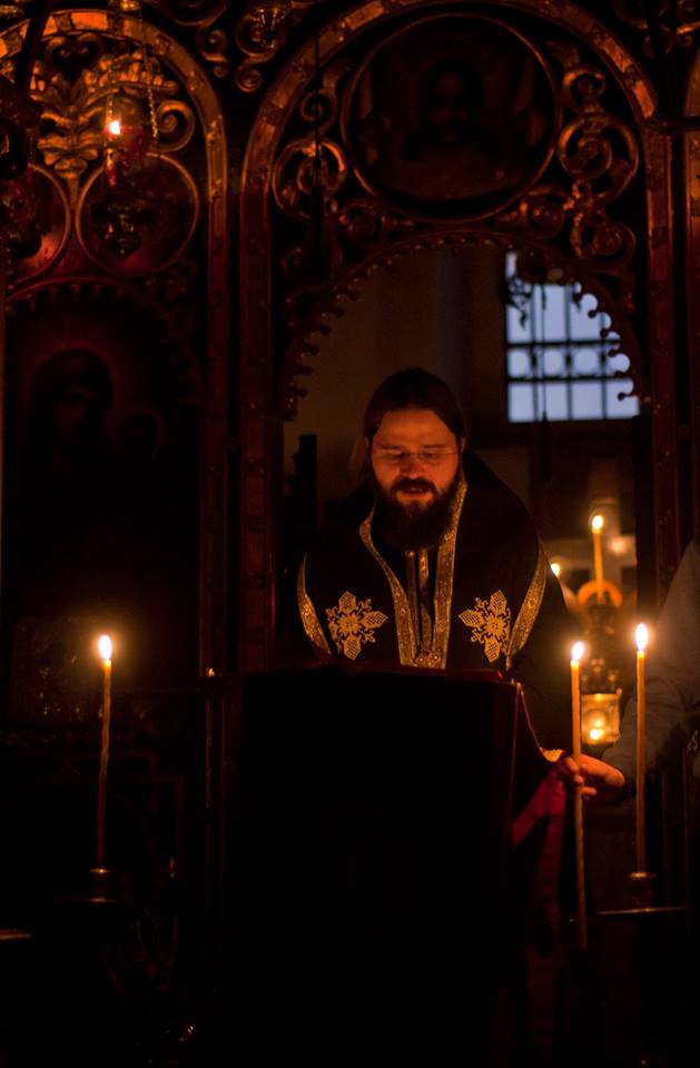 Preasfințitul Macarie, în mijlocul tinerilor Preasfințitul Macarie, în mijlocul tinerilor