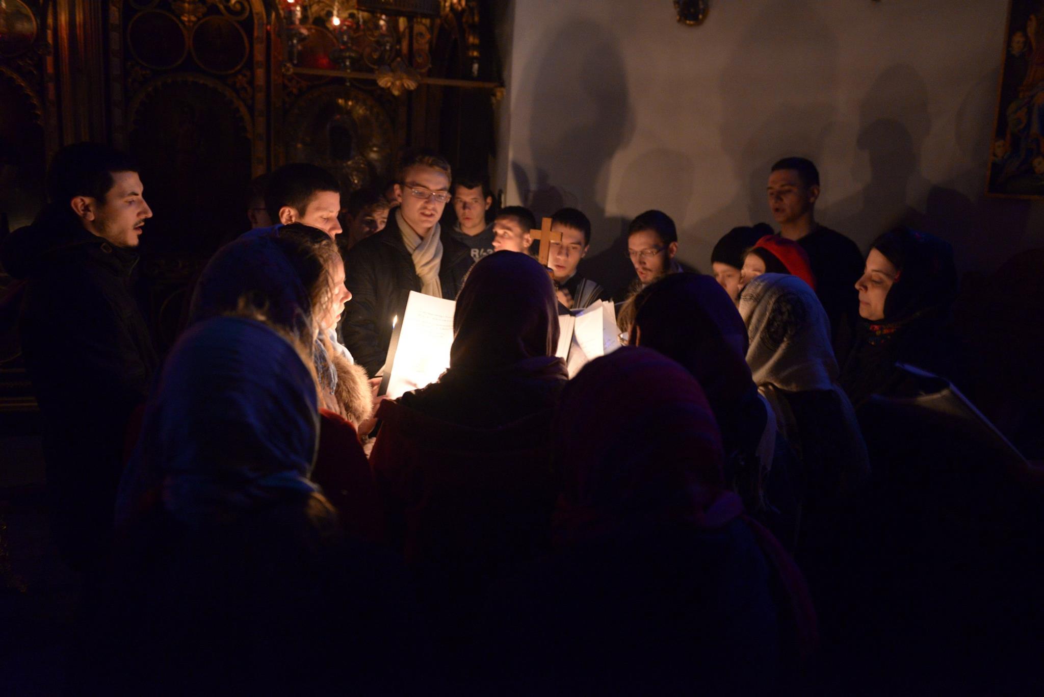 Preasfințitul Macarie, în mijlocul tinerilor Preasfințitul Macarie, în mijlocul tinerilor