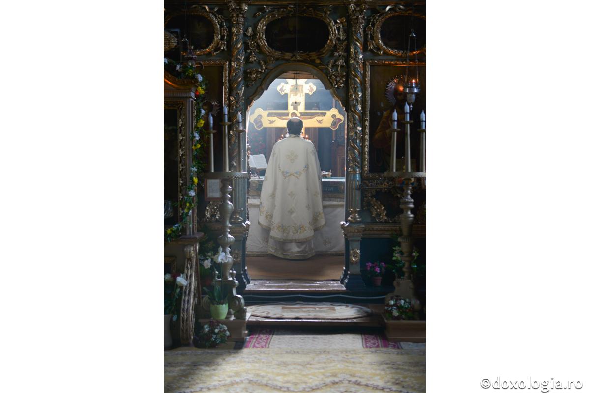 Când slujea preotul în biserică, se pogora Sfântul Duh în chip de vultur