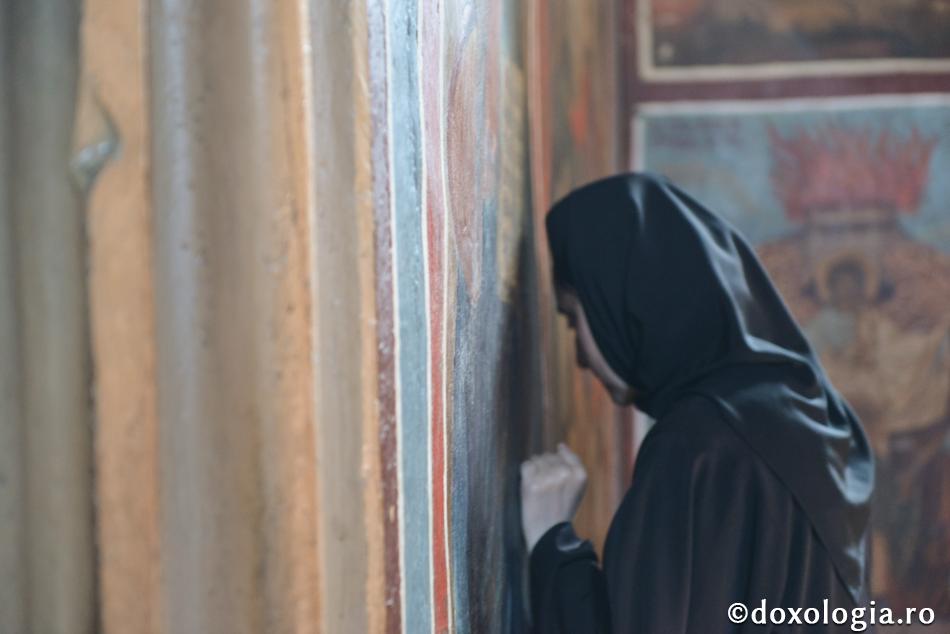 maică lângă icoana Mântuitorului Hristos