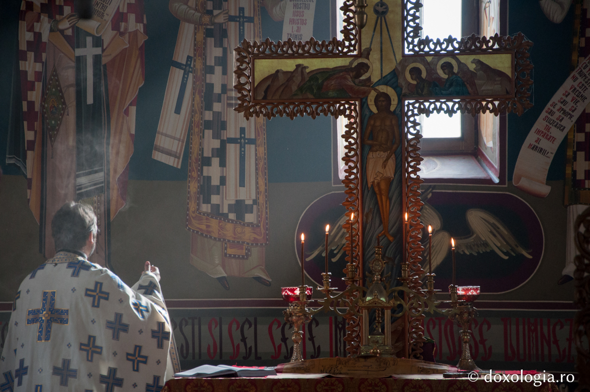 preot în Sfântul Altar