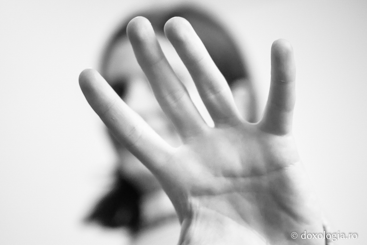 Nimeni nu se poate ascunde de Dumnezeu / Foto: Pr. Andrei Atudori mână acoperind fața