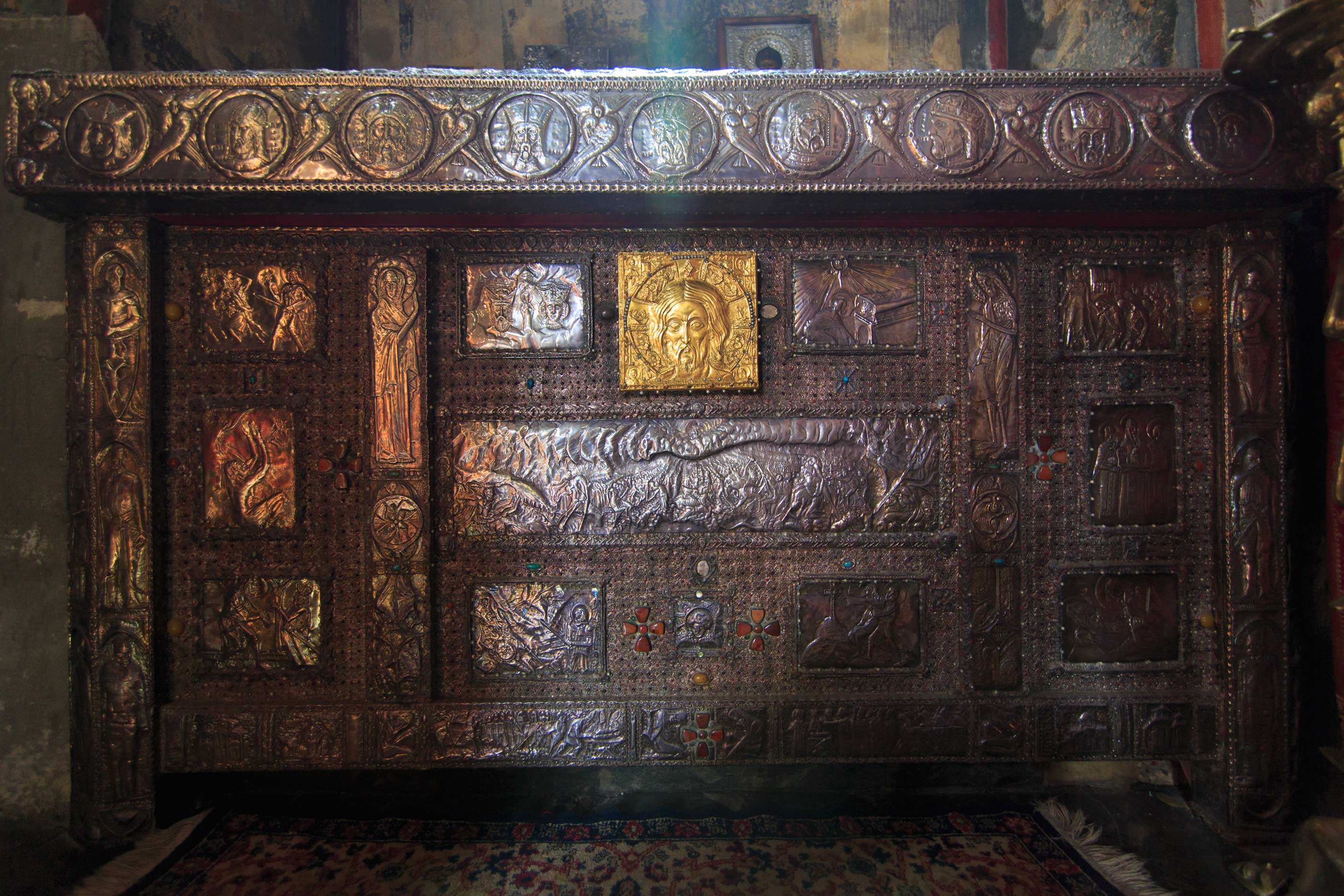 Mormântul îmbrăcat în argint al Sfântului Simeon de la Mănăstirea Hilandar, din care a încolţit o viţă de vie. / Foto: asceticexperience.com Mormântul Sfântului Simeon Izvorâtorul de mir de la Mănăstirea Hilandar