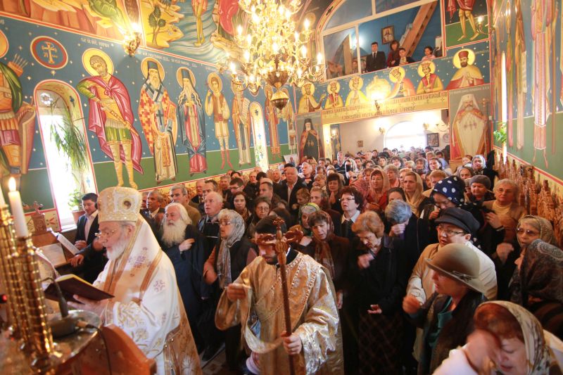 Slujbă arhierească la parohia Sfântul Apostol Toma – municipiul Pitești Slujbă arhierească la parohia Sfântul Apostol Toma – municipiul Pitești