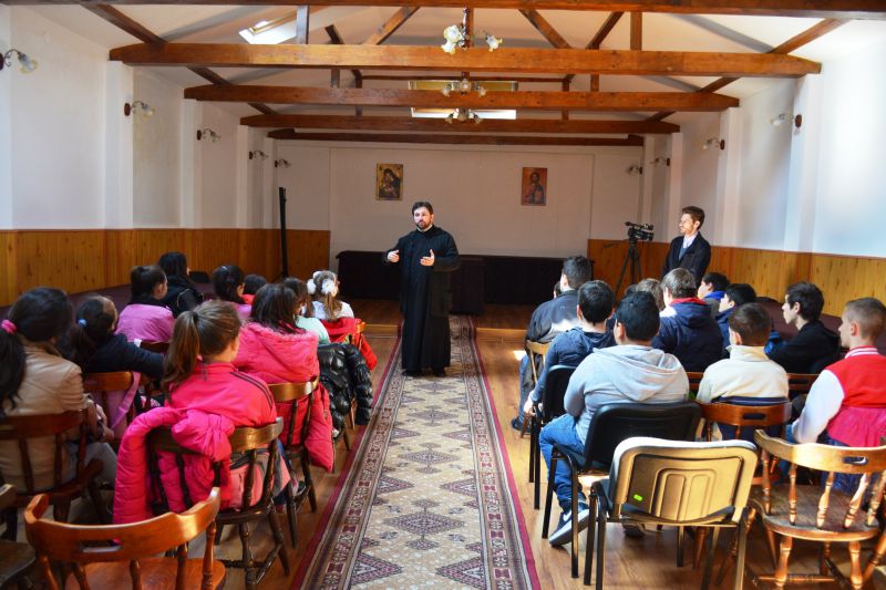 Daruri de Paște pentru beneficiarii Centrului catehetic „Sf. Nicodim” din Turnu Severin Daruri de Paște pentru beneficiarii Centrului catehetic „Sf. Nicodim” din Turnu Severin