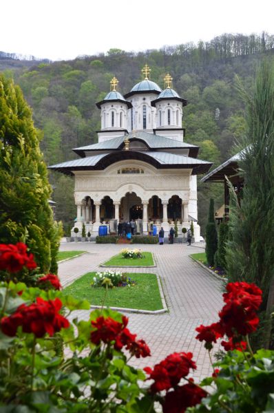 Praznicul Izvorului Tămăduirii la mănăstirea Lainici