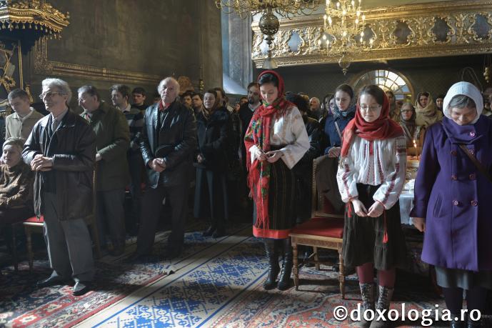 În biserică se cuvine să stai cu toată evlavia