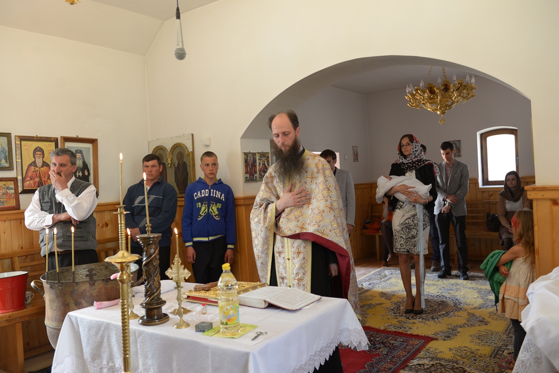 Al nouălea copil al unei familii sărace din județul Botoșani a fost încreștinat