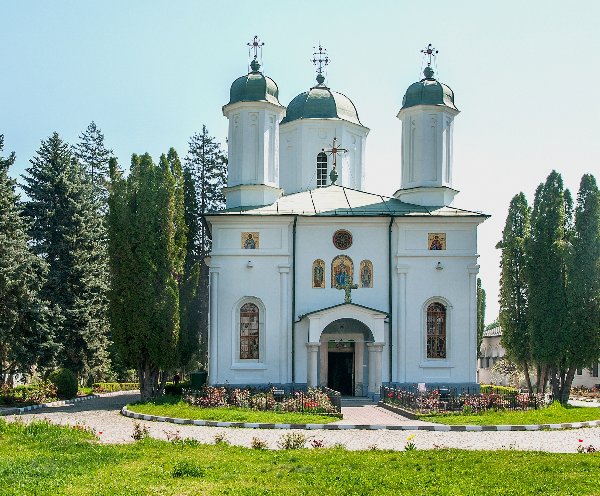 Praznicul Aducerii Sf. Moaşte ale Sf. Ierarh Calinic de la Cenica în Oltenia