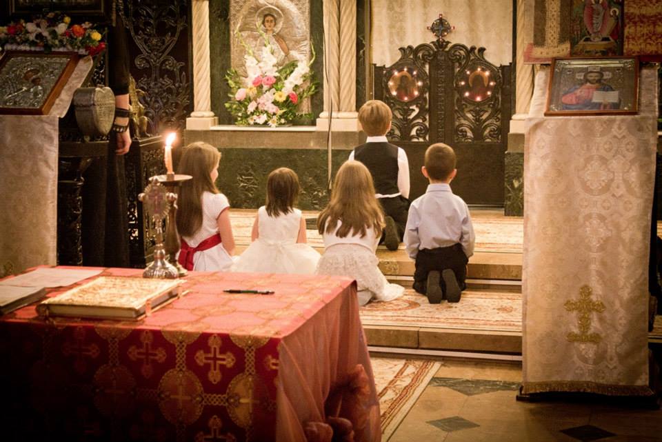 Mersul la biserică, pe înțelesul copiilor / Foto: Sergiu Nicola copii în genunchi în biserică