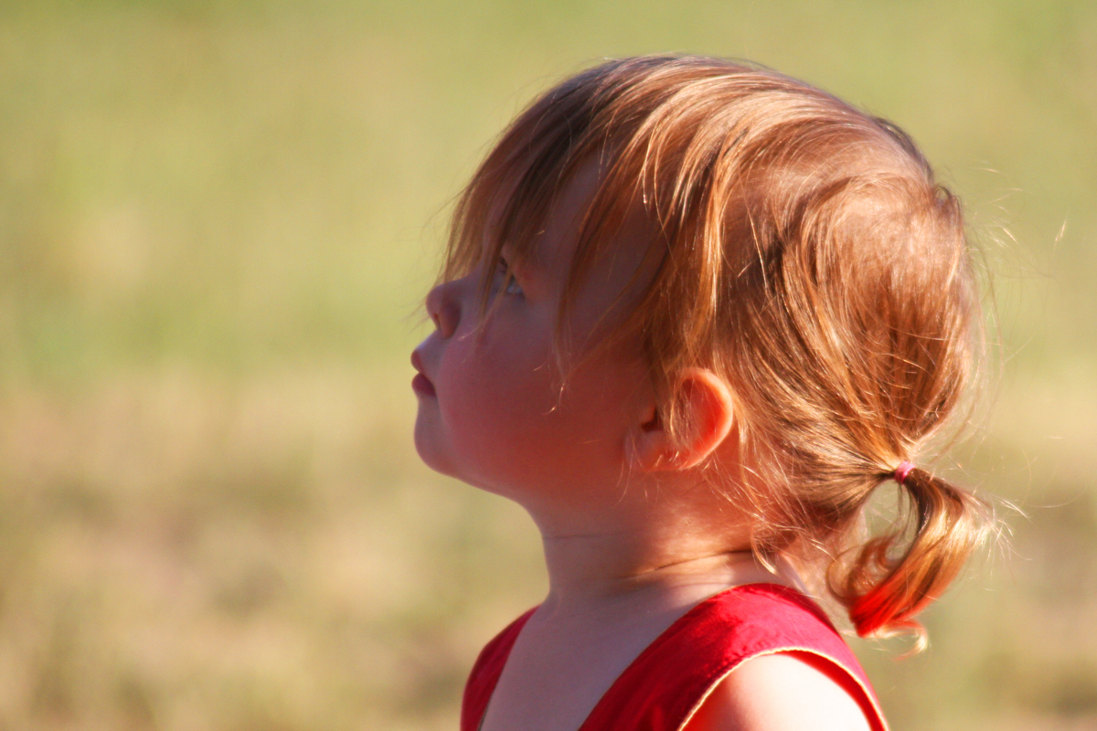 fetiță cu părul blond