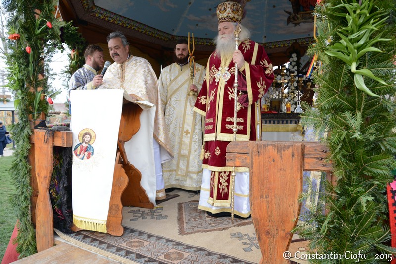 Rugăciuni arhiereşti în cimitirul din Andrieşeni Rugăciuni arhiereşti în cimitirul din Andrieşeni