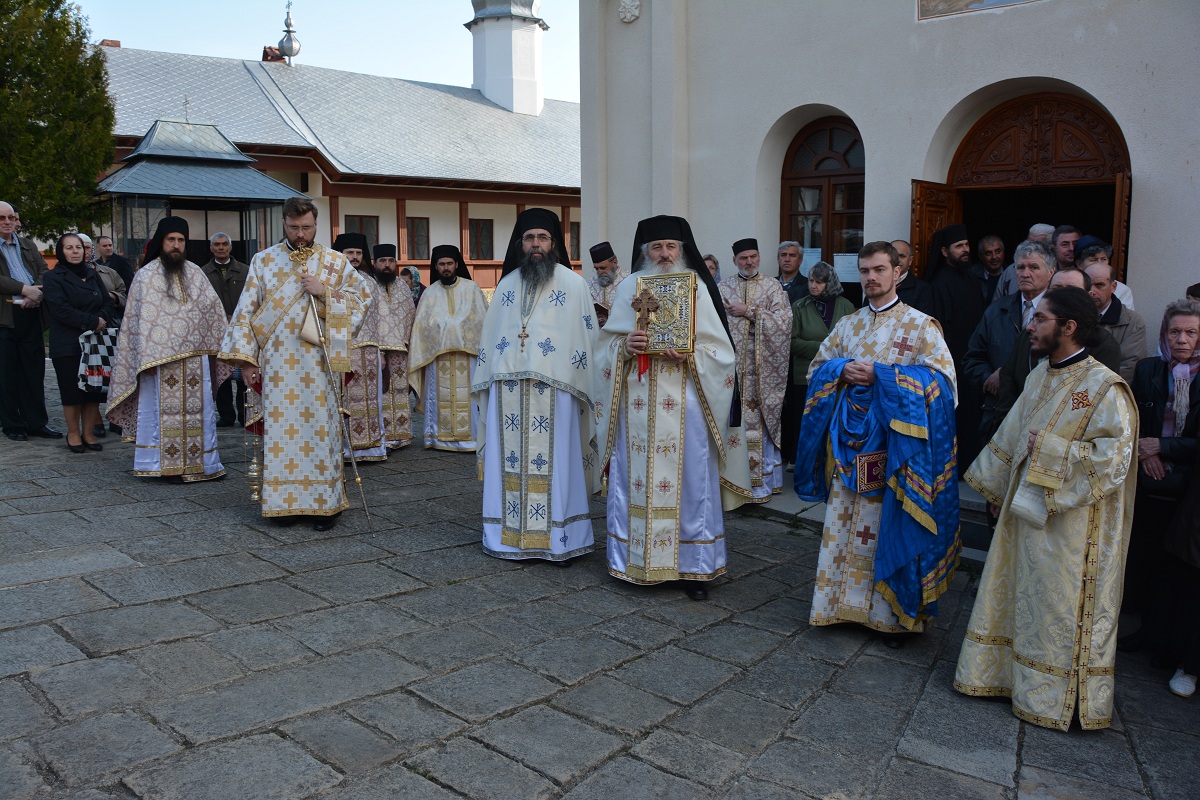 Numeroși pelerini, prezenți la procesiunea de la Mănăstirea Horaița la Mănăstirea Horăicioara