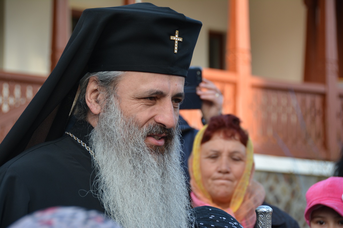 Numeroși pelerini, prezenți la procesiunea de la Mănăstirea Horaița la Mănăstirea Horăicioara