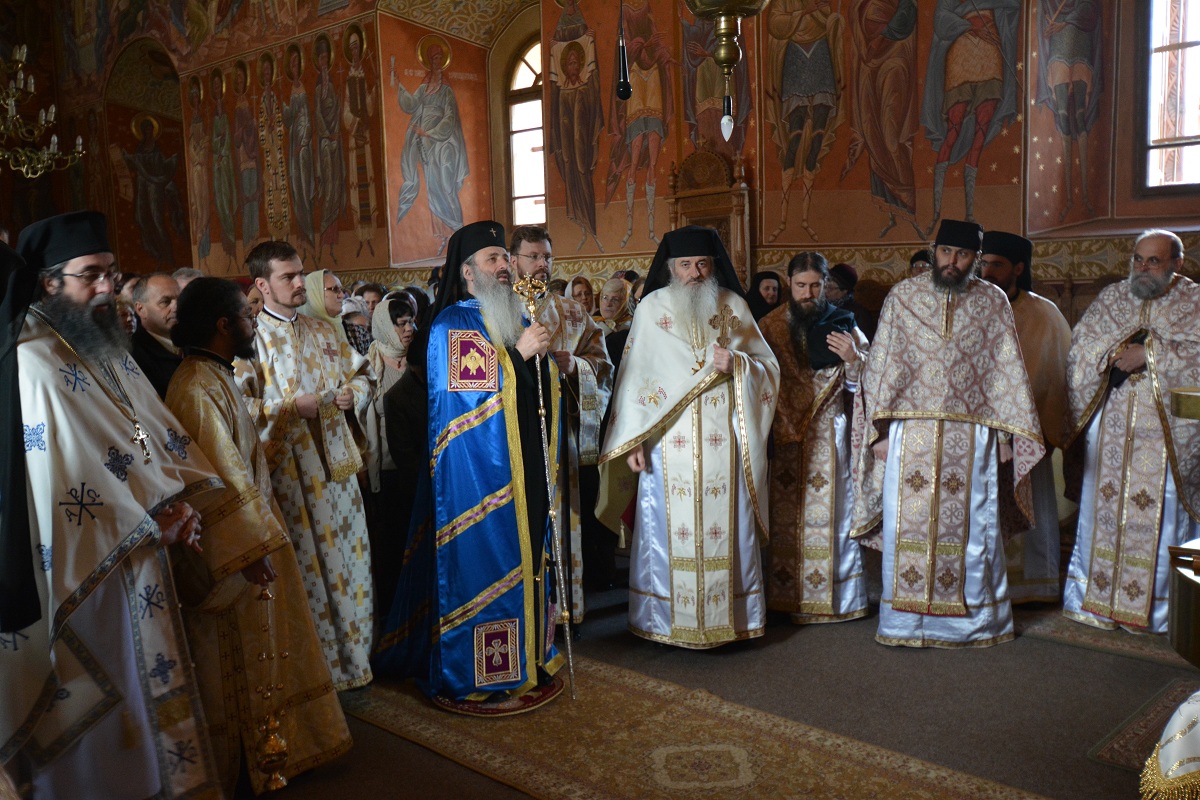 Numeroși pelerini, prezenți la procesiunea de la Mănăstirea Horaița la Mănăstirea Horăicioara