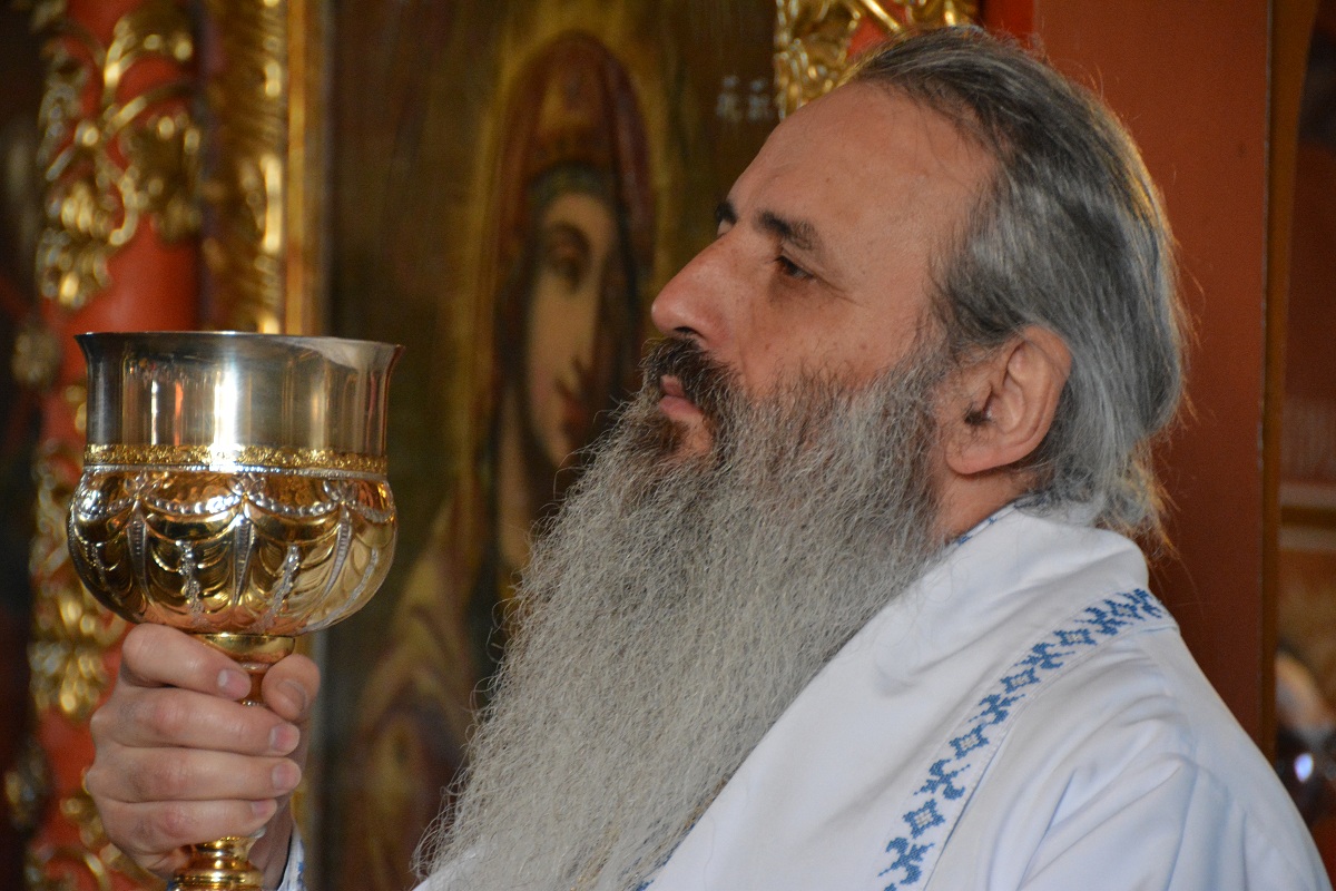 Numeroși pelerini, prezenți la procesiunea de la Mănăstirea Horaița la Mănăstirea Horăicioara