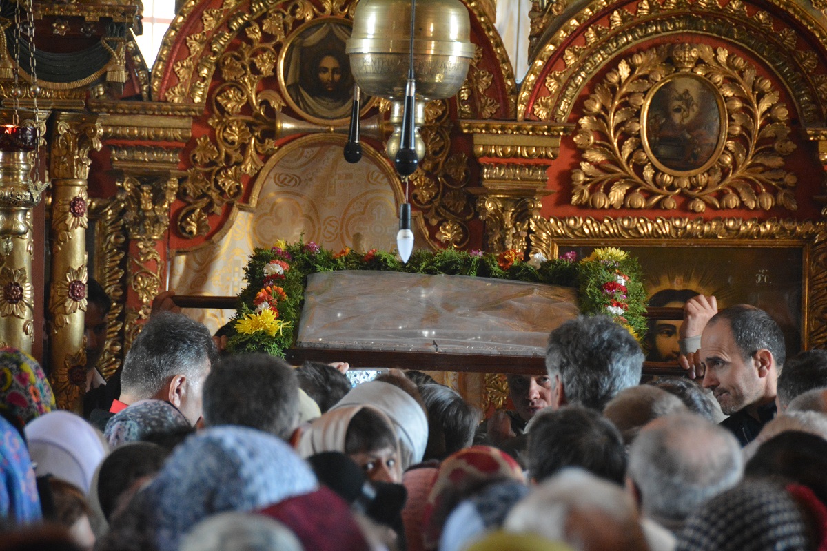 Numeroși pelerini, prezenți la procesiunea de la Mănăstirea Horaița la Mănăstirea Horăicioara