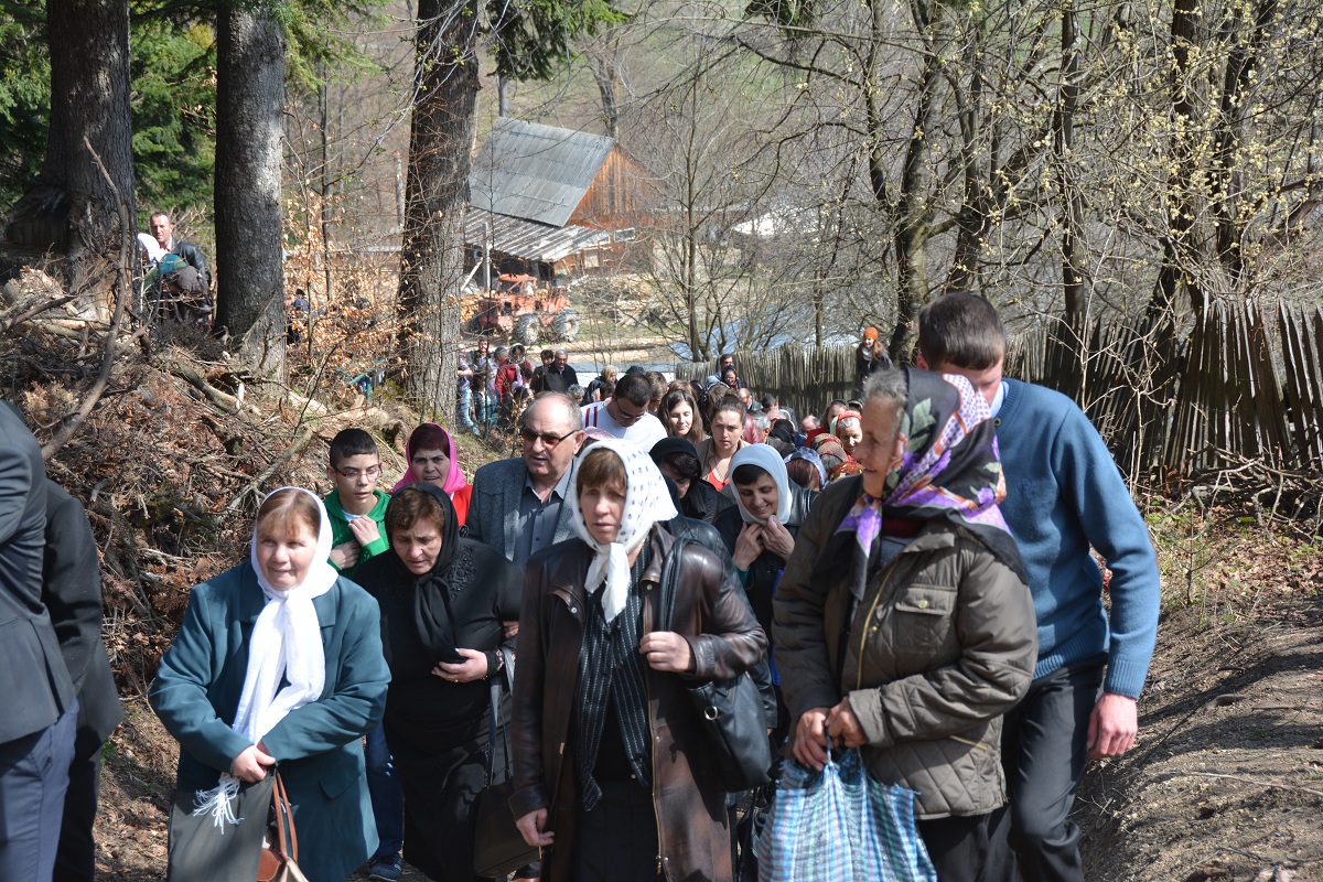 Numeroși pelerini, prezenți la procesiunea de la Mănăstirea Horaița la Mănăstirea Horăicioara
