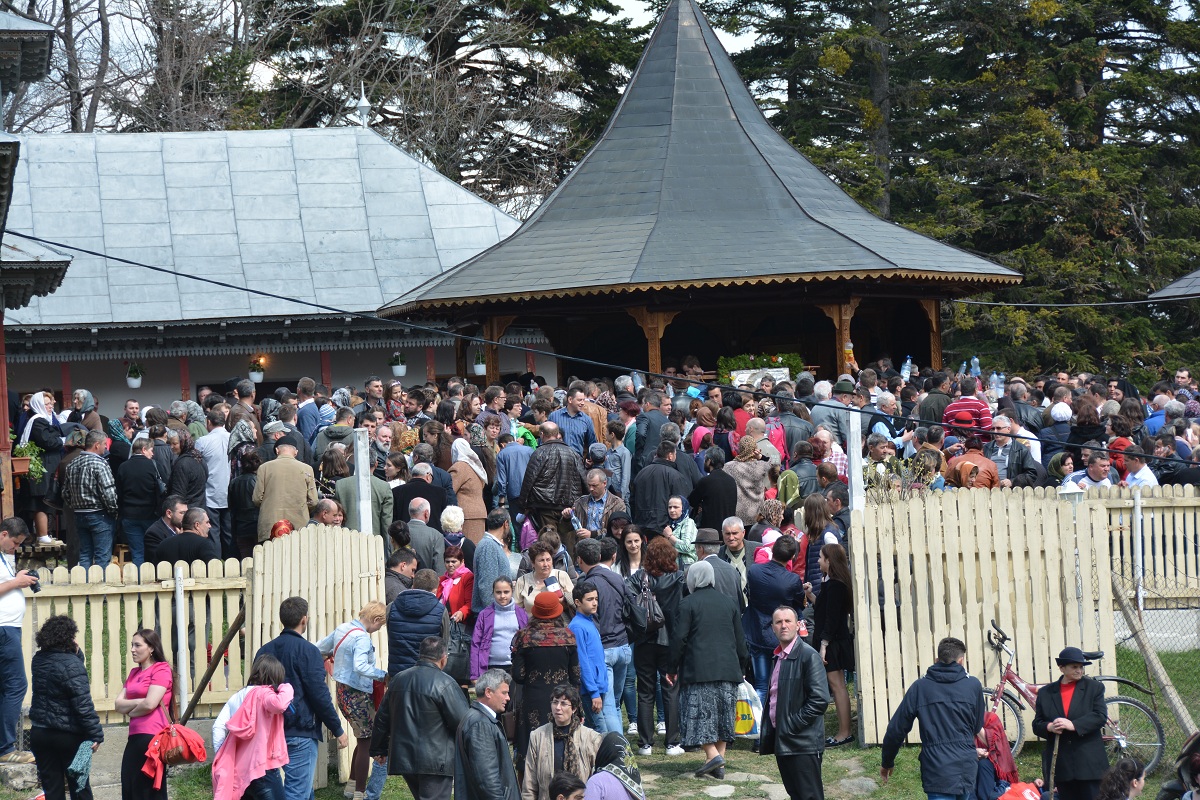 Numeroși pelerini, prezenți la procesiunea de la Mănăstirea Horaița la Mănăstirea Horăicioara