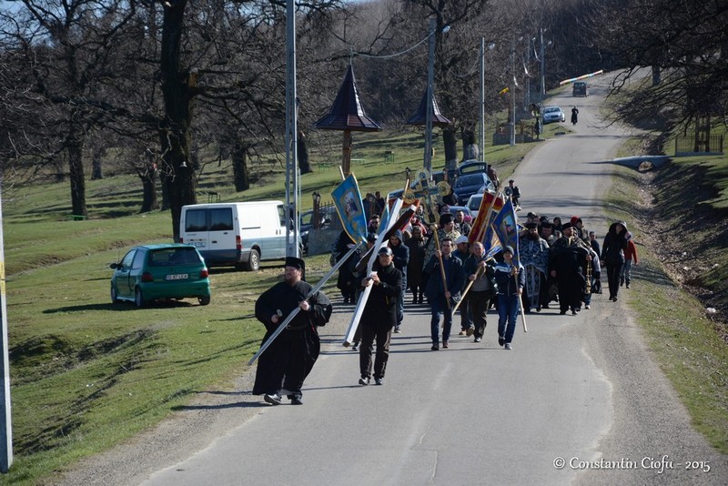 Preoţi şi credincioşi, pe &quot;Drumul Crucii&quot; la Mănăstirea Hadâmbu