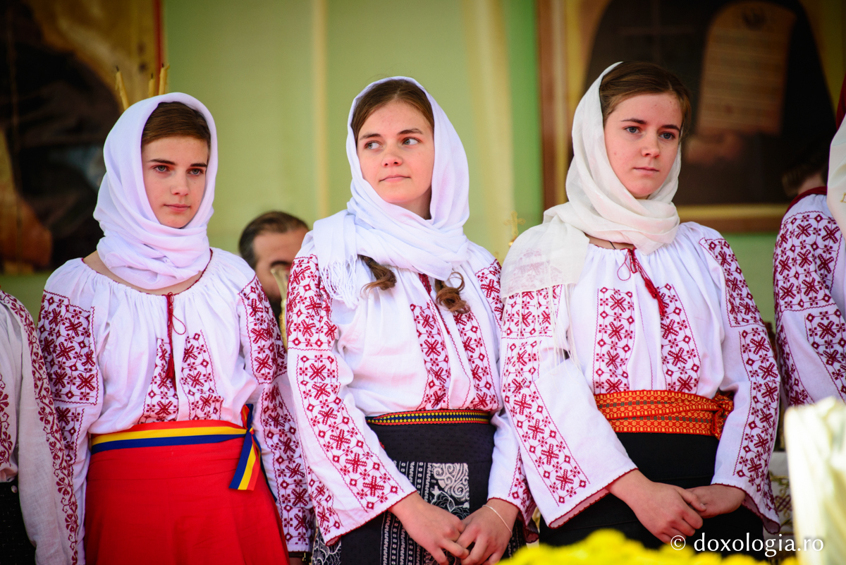 Este nevoie de o educație a feminității / Foto: Oana Nechifor tinere îmbrăcate în costum popular