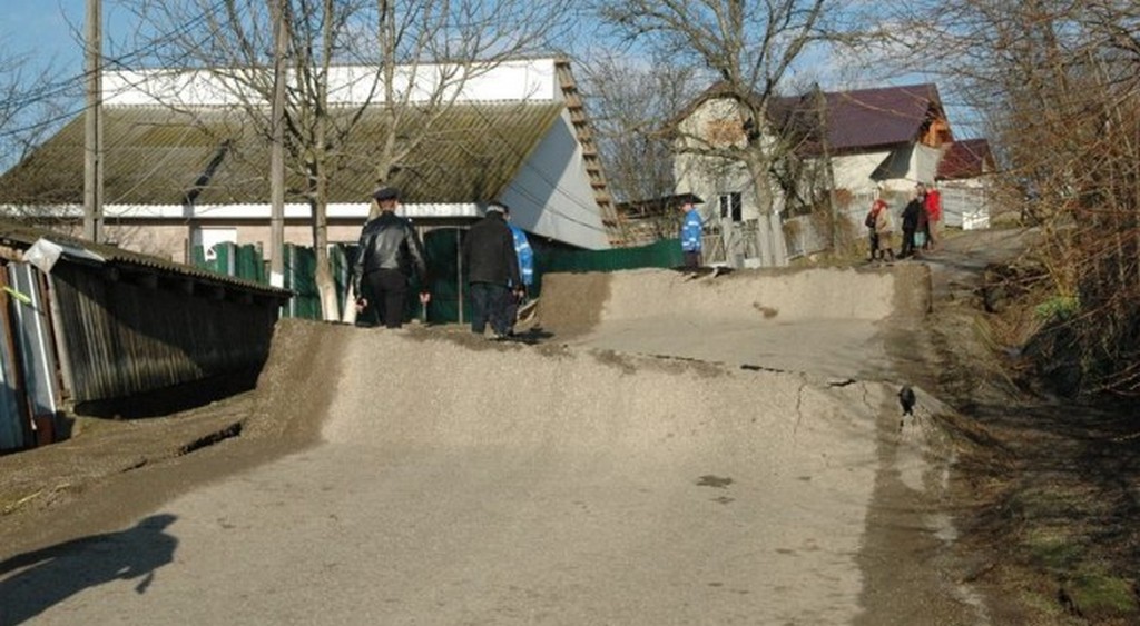 Sinistraţii din Gâşteni, sprijiniţi de Protopopiatul Sascut