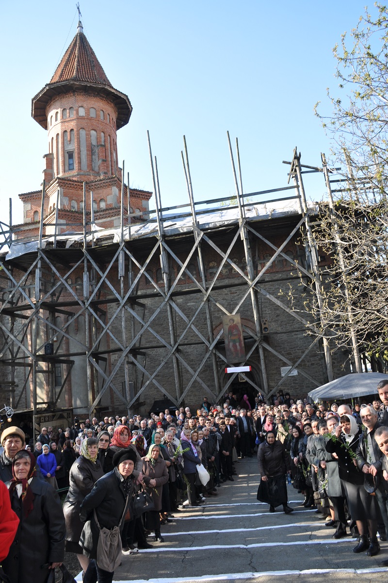 Mii de credincioși botoșăneni l-au cinstit pe Sfântul Mare Mucenic Gheorghe