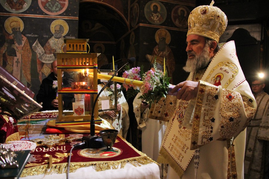 Sfânta Lumină, adusă în Arhiepiscopia Romanului şi Bacăului