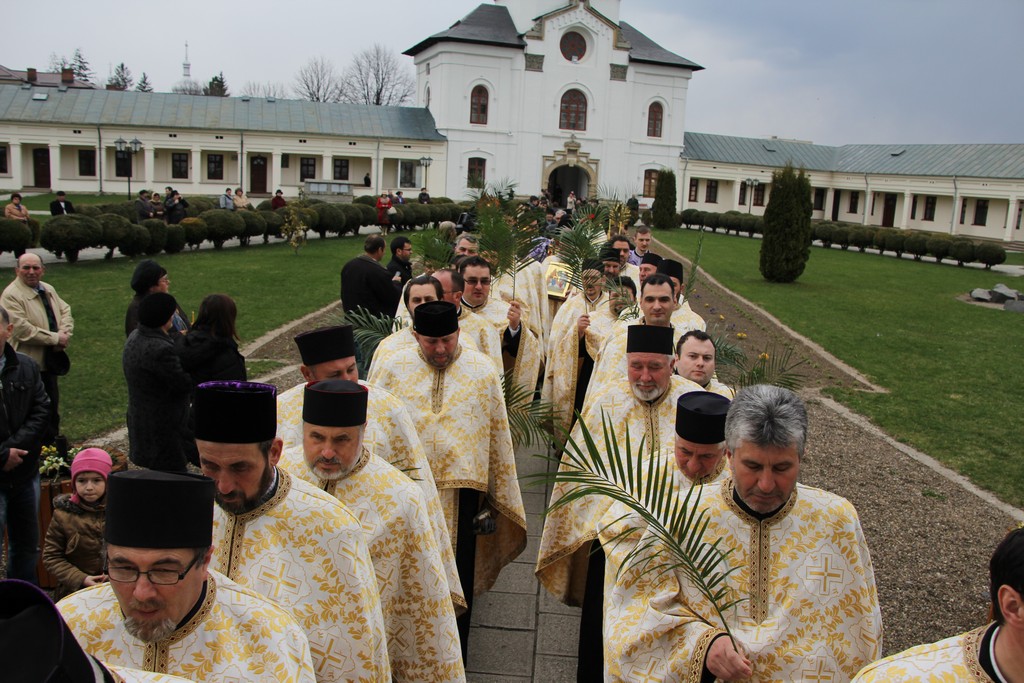 Procesiune la Catedrala Arhiepiscopală din Roman