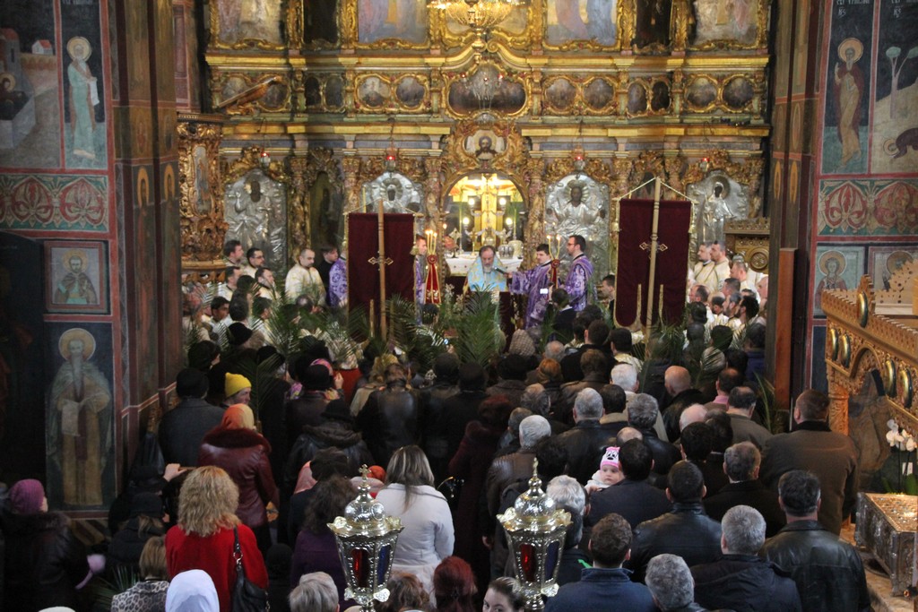 Procesiune la Catedrala Arhiepiscopală din Roman