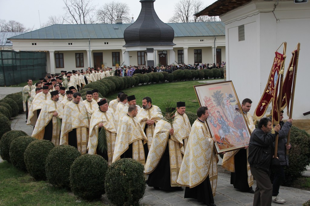Procesiune la Catedrala Arhiepiscopală din Roman
