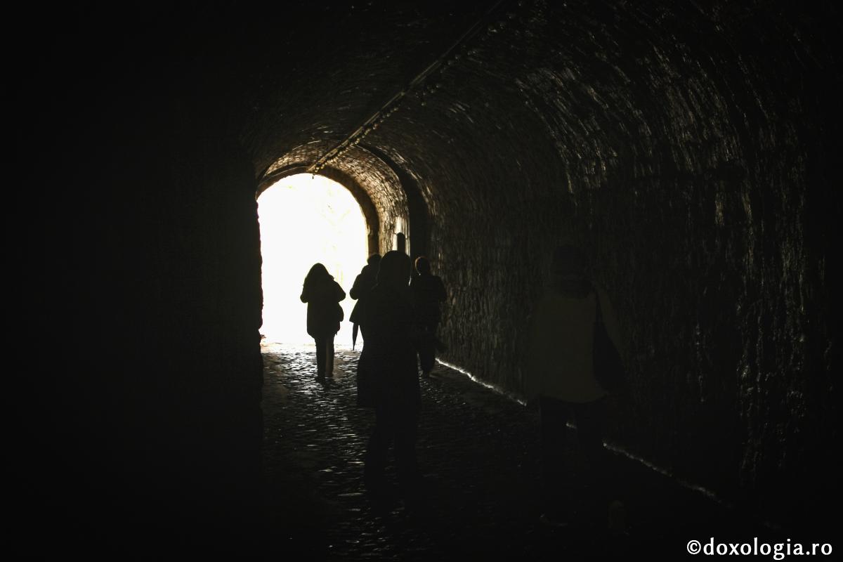 De ar fi omul cât de înţelept, şi dacă e lipsit de dumnezeiasca dragoste, umblă în întuneric totdeauna