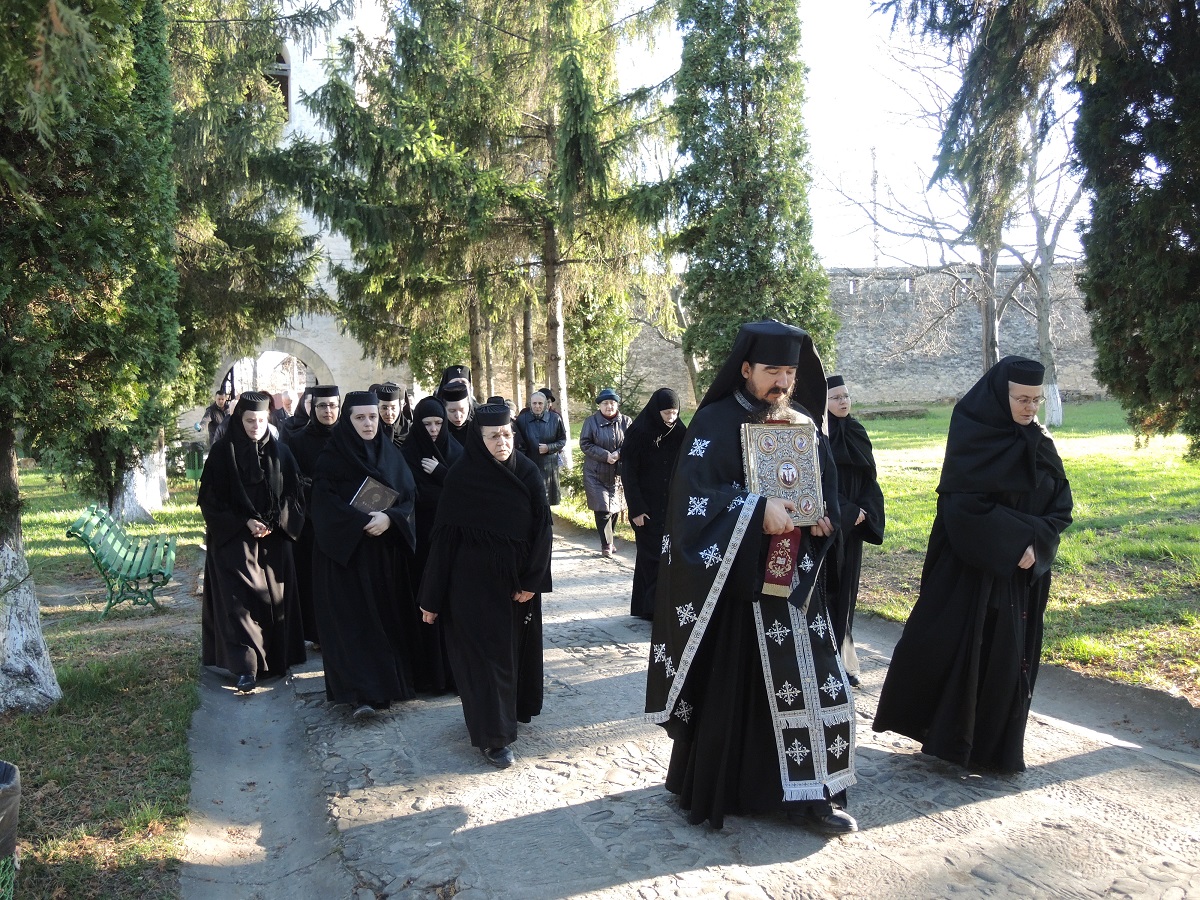 „Oamenii sunt chemați să-și împroprieze la măsura ființei lor marea taină a răstignirii, morții și îngropării Domnului Hristos”