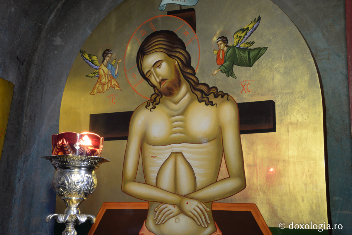 Să ne rugăm cât mai des cu Rugăciunea lui Iisus / Foto: Ștefan Cojocariu candelă aprinsă în fața icoanei Mântuitorului