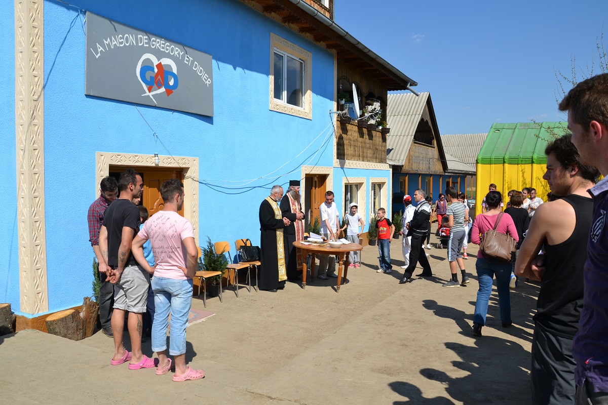 Colaborare între parohia „Sfânta Treime” - Rădeni și Centrul Rezidenţial Popeşti al Fundației „Un Coup de Main d’Emmaus” din Iași