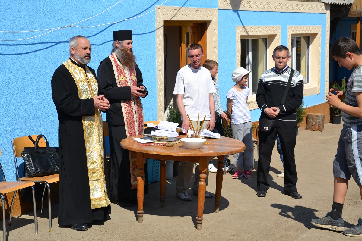 Colaborare între parohia „Sfânta Treime” - Rădeni și Centrul Rezidenţial Popeşti al Fundației „Un Coup de Main d’Emmaus” din Iași