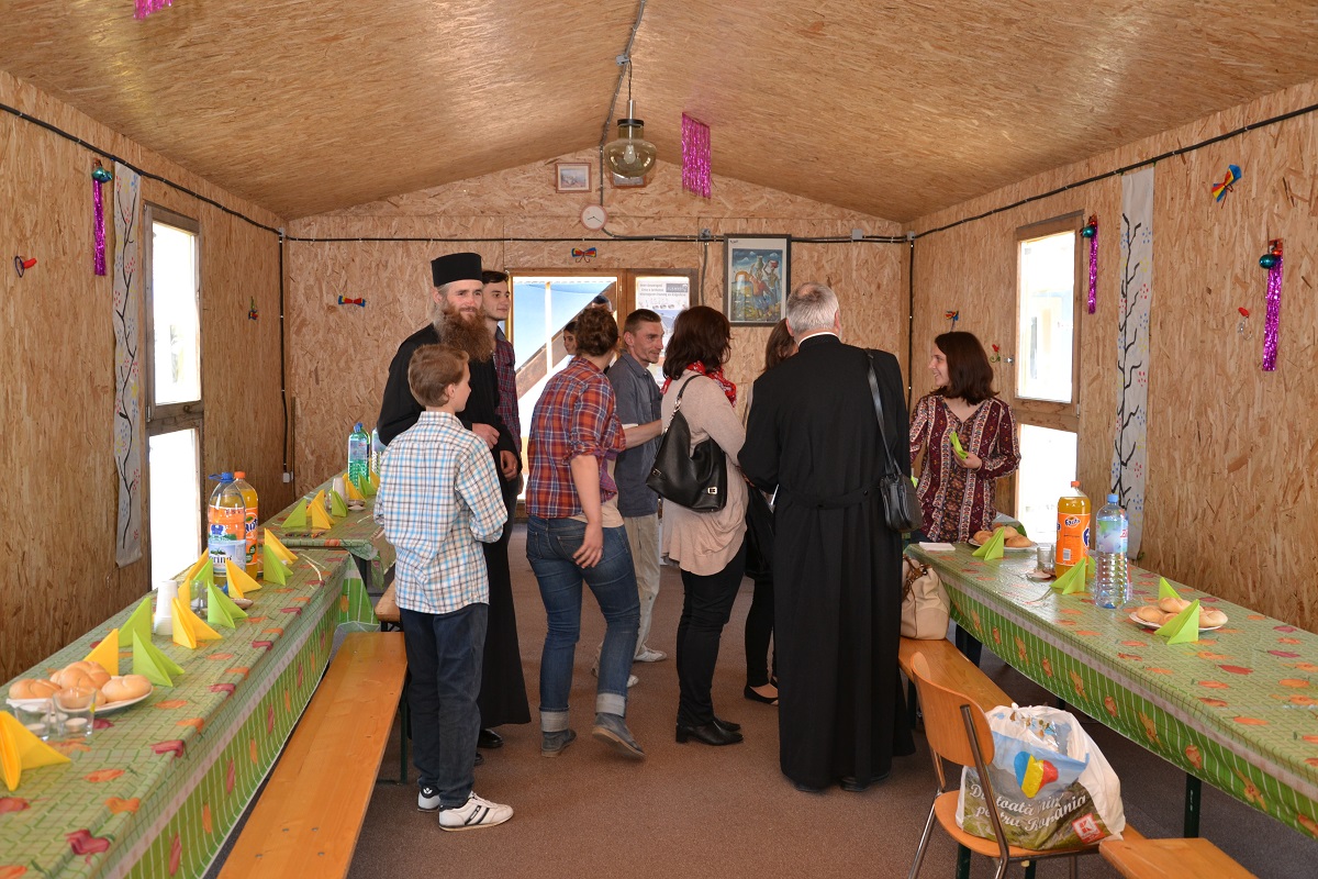 Colaborare între parohia „Sfânta Treime” - Rădeni și Centrul Rezidenţial Popeşti al Fundației „Un Coup de Main d’Emmaus” din Iași