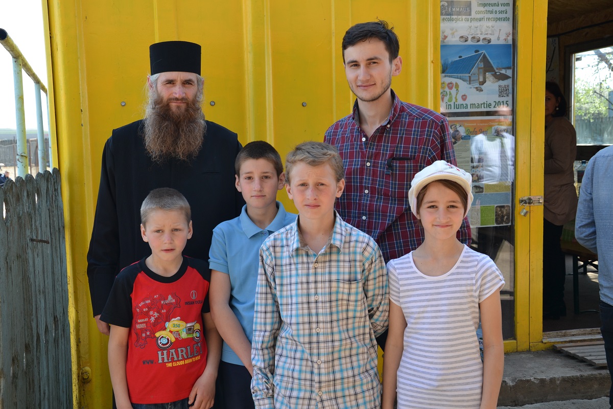 Colaborare între parohia „Sfânta Treime” - Rădeni și Centrul Rezidenţial Popeşti al Fundației „Un Coup de Main d’Emmaus” din Iași