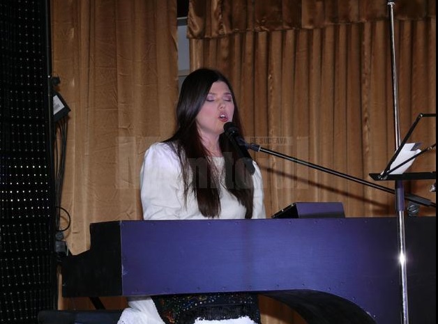 Foto: Monitorul de Suceava Paula Seling susţine construirea bisericii din Poiana Stampei