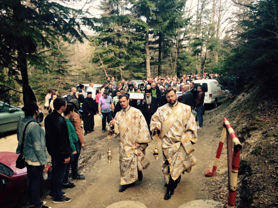 Numeroși pelerini, prezenți la procesiunea de la Mănăstirea Horaița la Mănăstirea Horăicioara