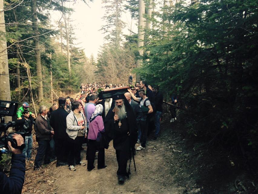Numeroși pelerini, prezenți la procesiunea de la Mănăstirea Horaița la Mănăstirea Horăicioara