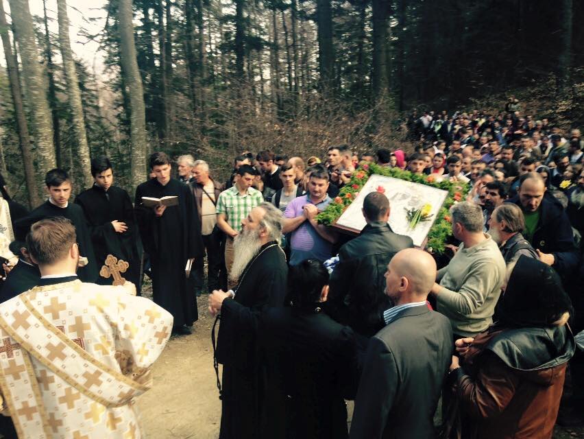 Numeroși pelerini, prezenți la procesiunea de la Mănăstirea Horaița la Mănăstirea Horăicioara