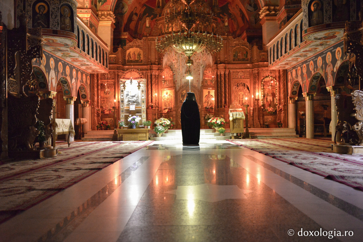 călugăr citind în mijlocul bisericii