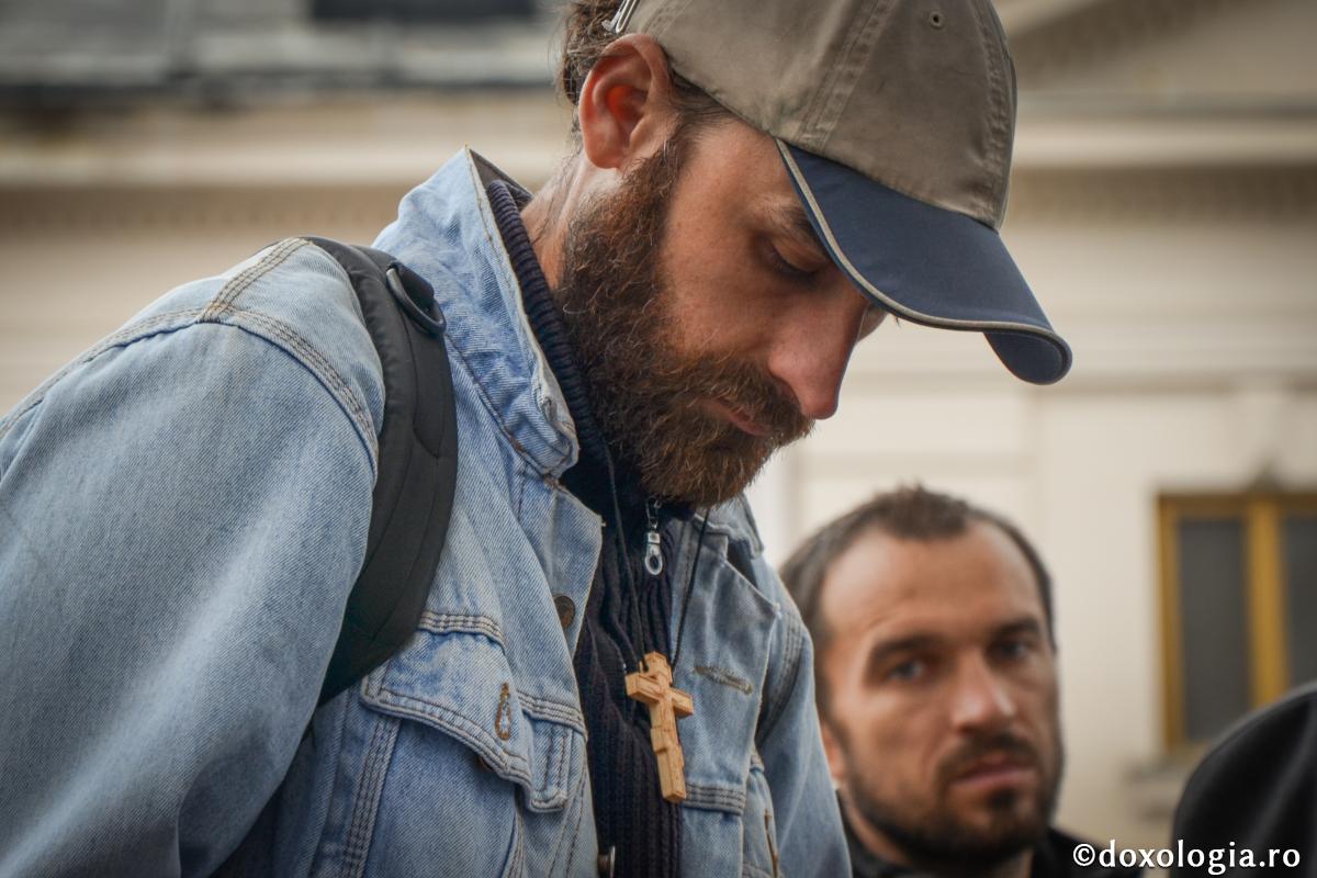 bărbat cu cruce de lemn la gât