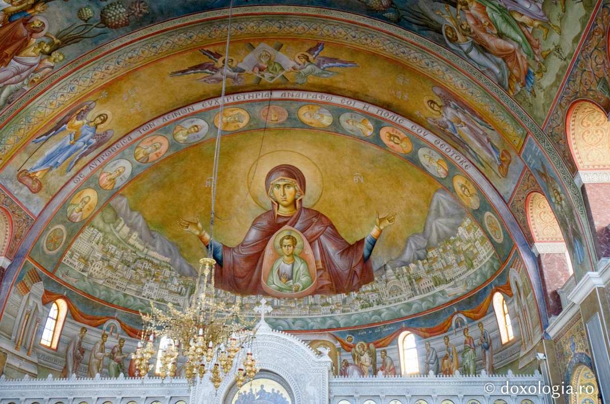 Maica Domnului pe bolta bisericii