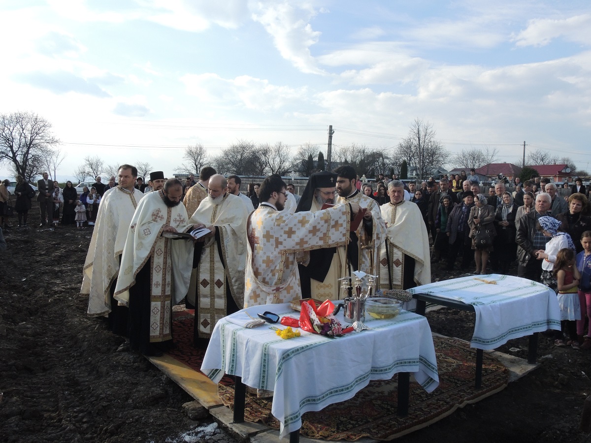 Sfințire de loc de biserică, în a doua zi de Paști