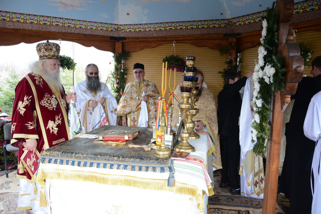 Rugăciuni arhiereşti în cimitirul din Andrieşeni