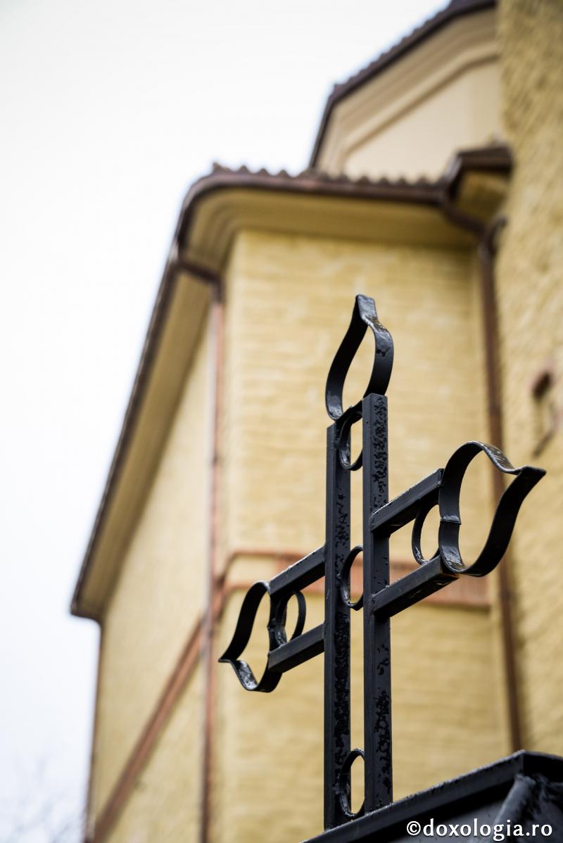 Foto: Ștefn Cojocariu Slujire arhierească la parohia Jupalnic din Orșova