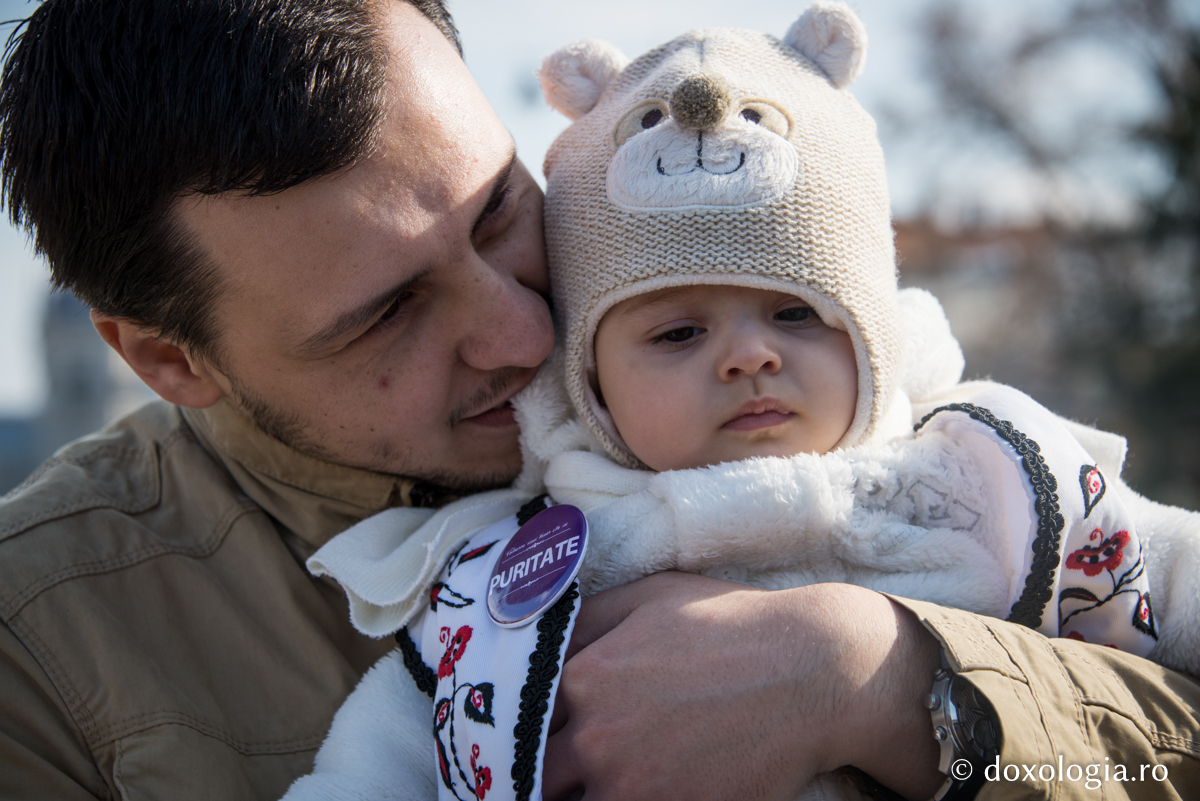 Definiția unui tată adevărat / Foto: Oana Nechifor tată cu copilul în brațe