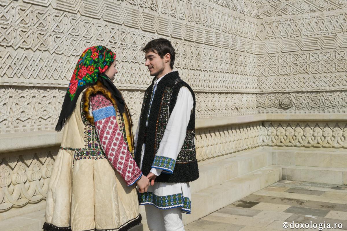 În căutarea raiului pierdut – căsătoria e o călătorie spre veșnicie / Foto: Oana Nechifor cuplu în costum popular